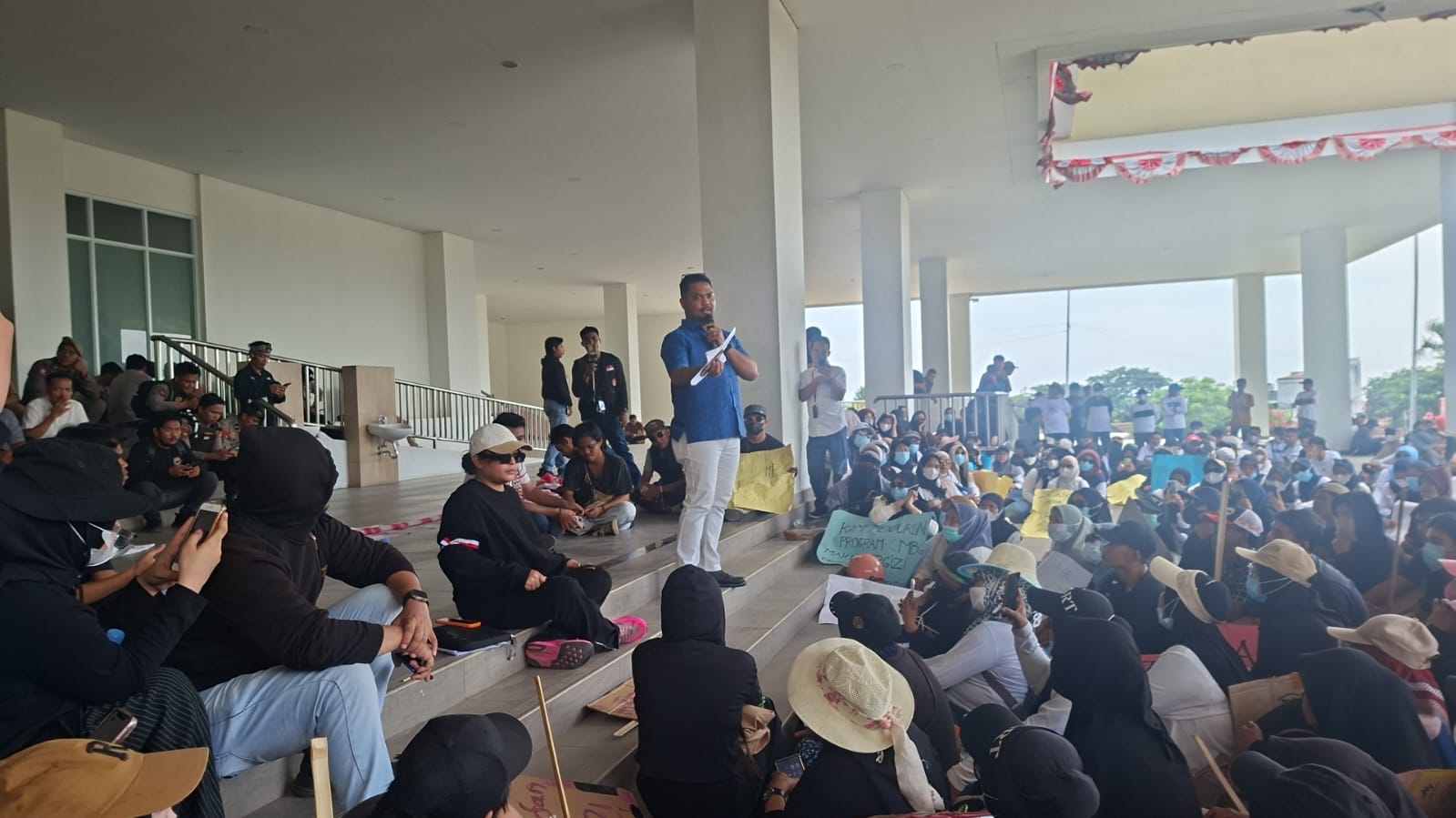Desak Pemerataan MBG, Ribuan Massa Unjuk Rasa di DPRD Sulbar