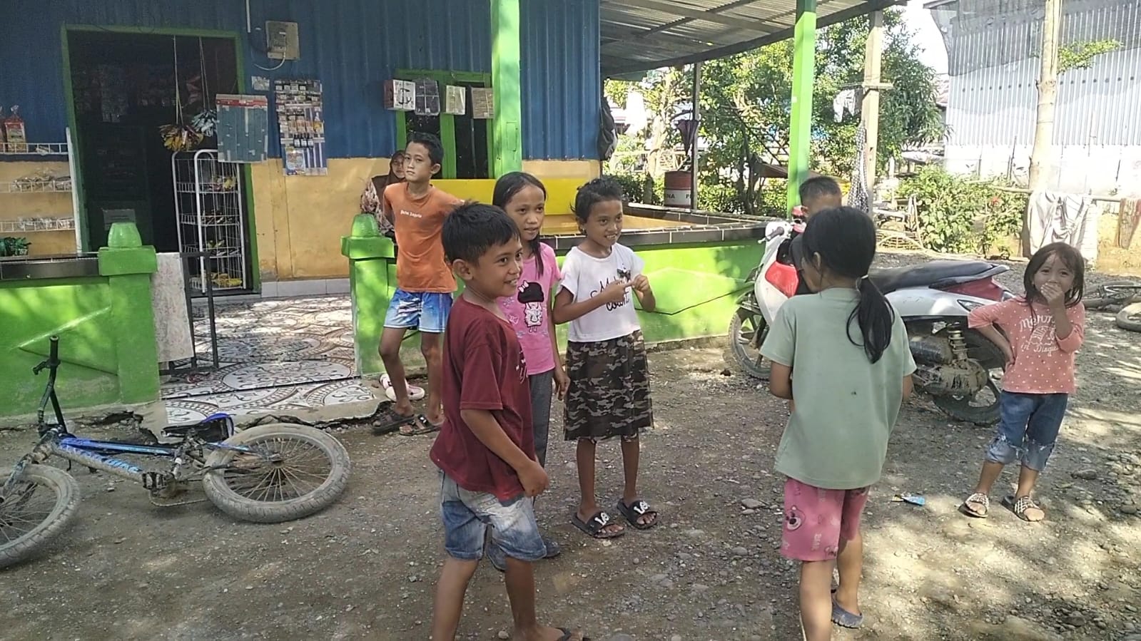 Siswa dan Emak-Emak di Lambahadak Mamuju Tengah Nunggu MBG Tak Kunjung Dirasakan