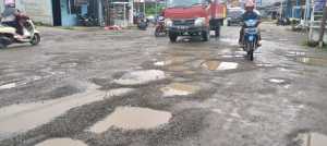 ​Tak Kunjung Diperbaiki, Jalan Trans Sulawesi di Topoyo Dikeluhkan Warga