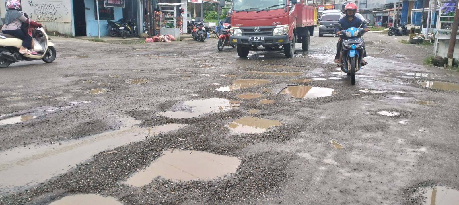 ​Tak Kunjung Diperbaiki, Jalan Trans Sulawesi di Topoyo Dikeluhkan Warga