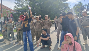 Tuntut Transparansi Proyek ‘Sekolah Rakyat’, Mahasiswa Demo di Depan Kantor Gubernur Sulbar