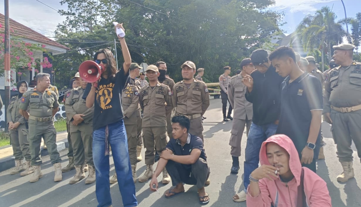Tuntut Transparansi Proyek ‘Sekolah Rakyat’, Mahasiswa Demo di Depan Kantor Gubernur Sulbar