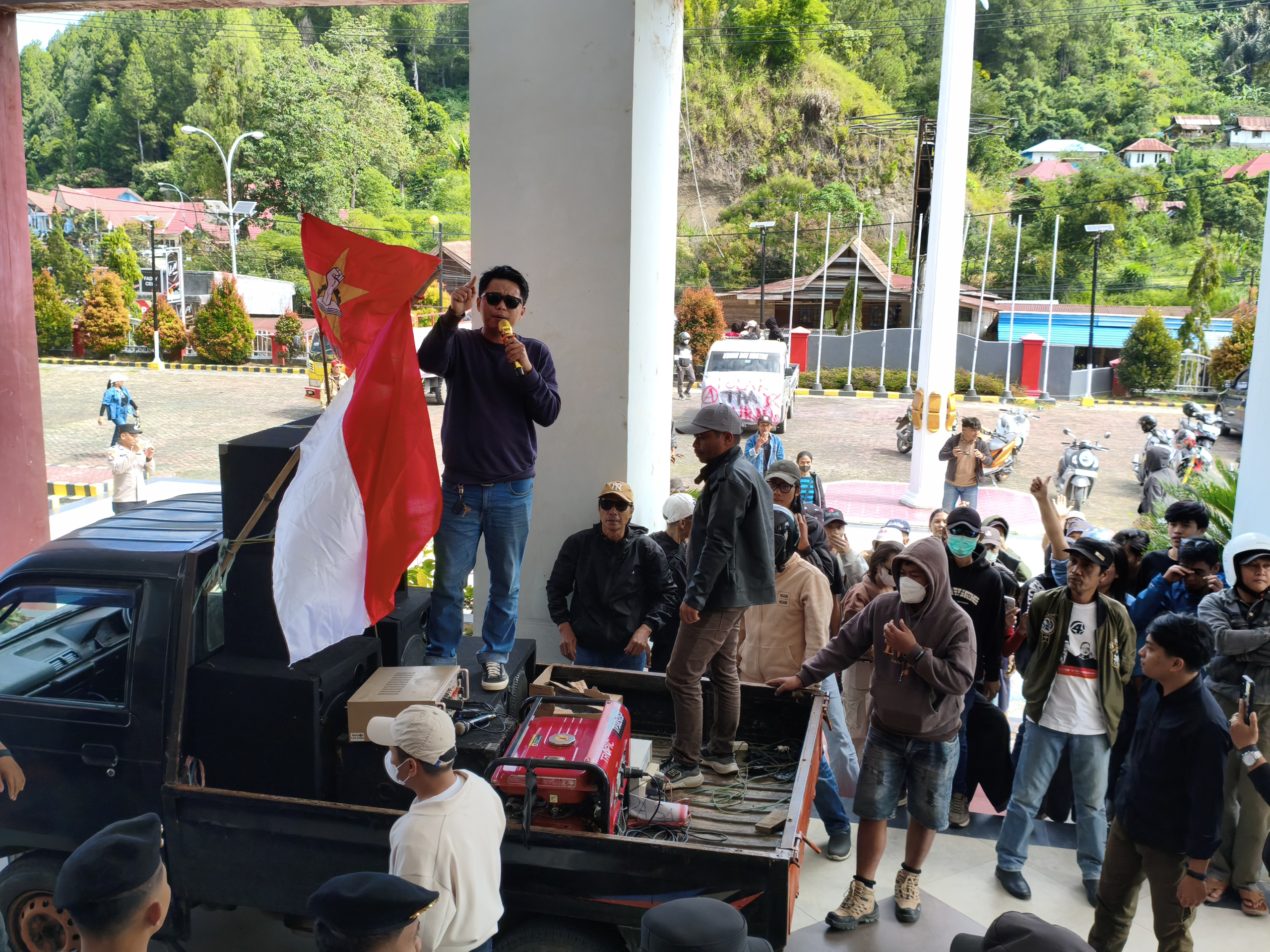 BREAKING NEWS: Ratusan Masyarakat Malabo Demo di Kantor Bupati Mamasa Tolak Pembangunan TPA di Salurano