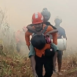 Aksi Heroik Personil Basarnas Mamuju Selamatkan Lansia dari Kepungan Asap Api di Mamasa