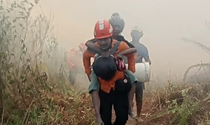 Aksi Heroik Personil Basarnas Mamuju Selamatkan Lansia dari Kepungan Asap Api di Mamasa