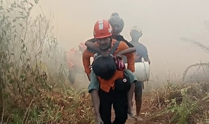 Aksi Heroik Personil Basarnas Mamuju Selamatkan Lansia dari Kepungan Asap Api di Mamasa