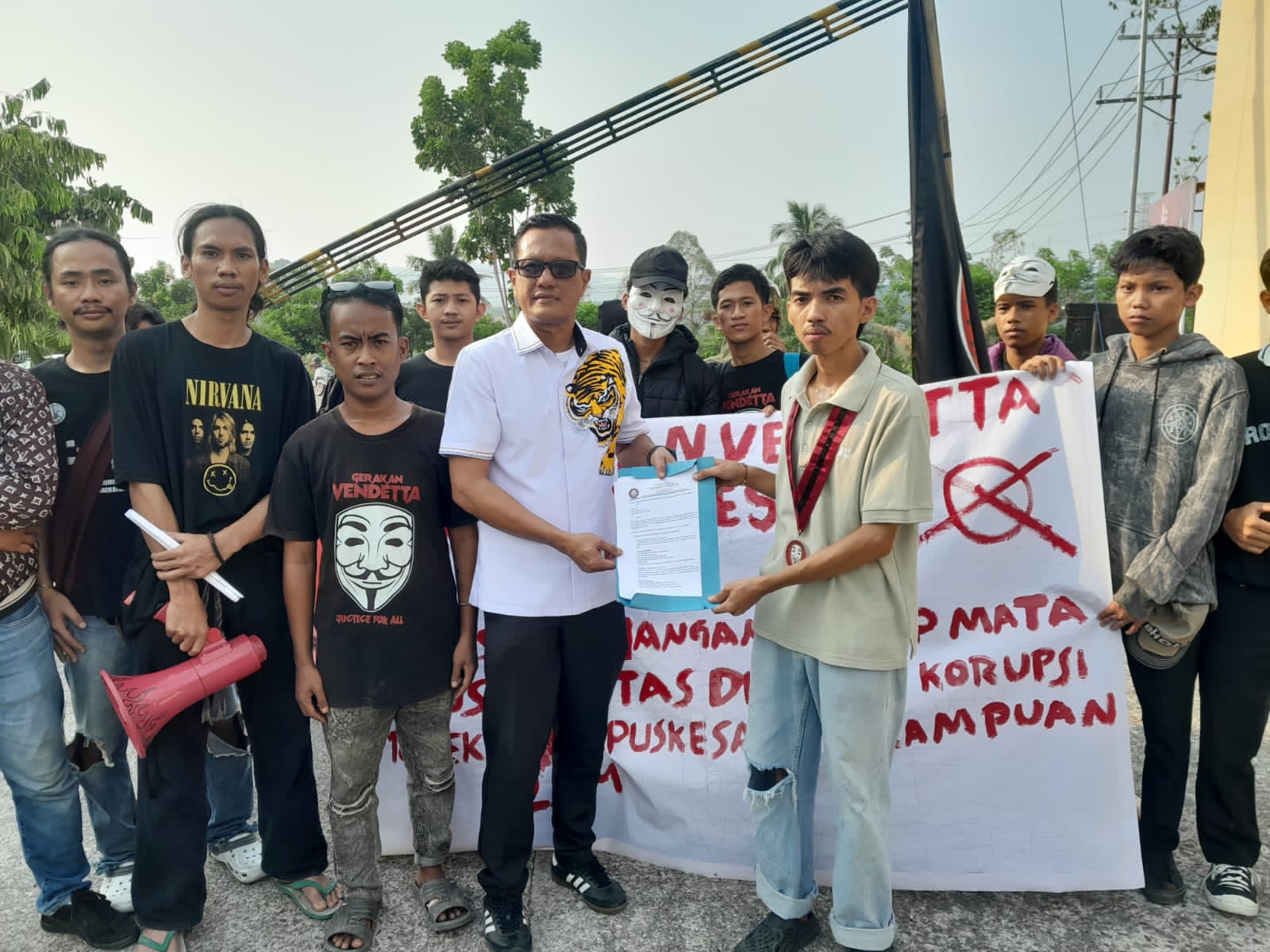 Geruduk Polda Sulbar, Gerakan Vendetta Adukan Dugaan Masalah Proyek Puskesmas Karampuang