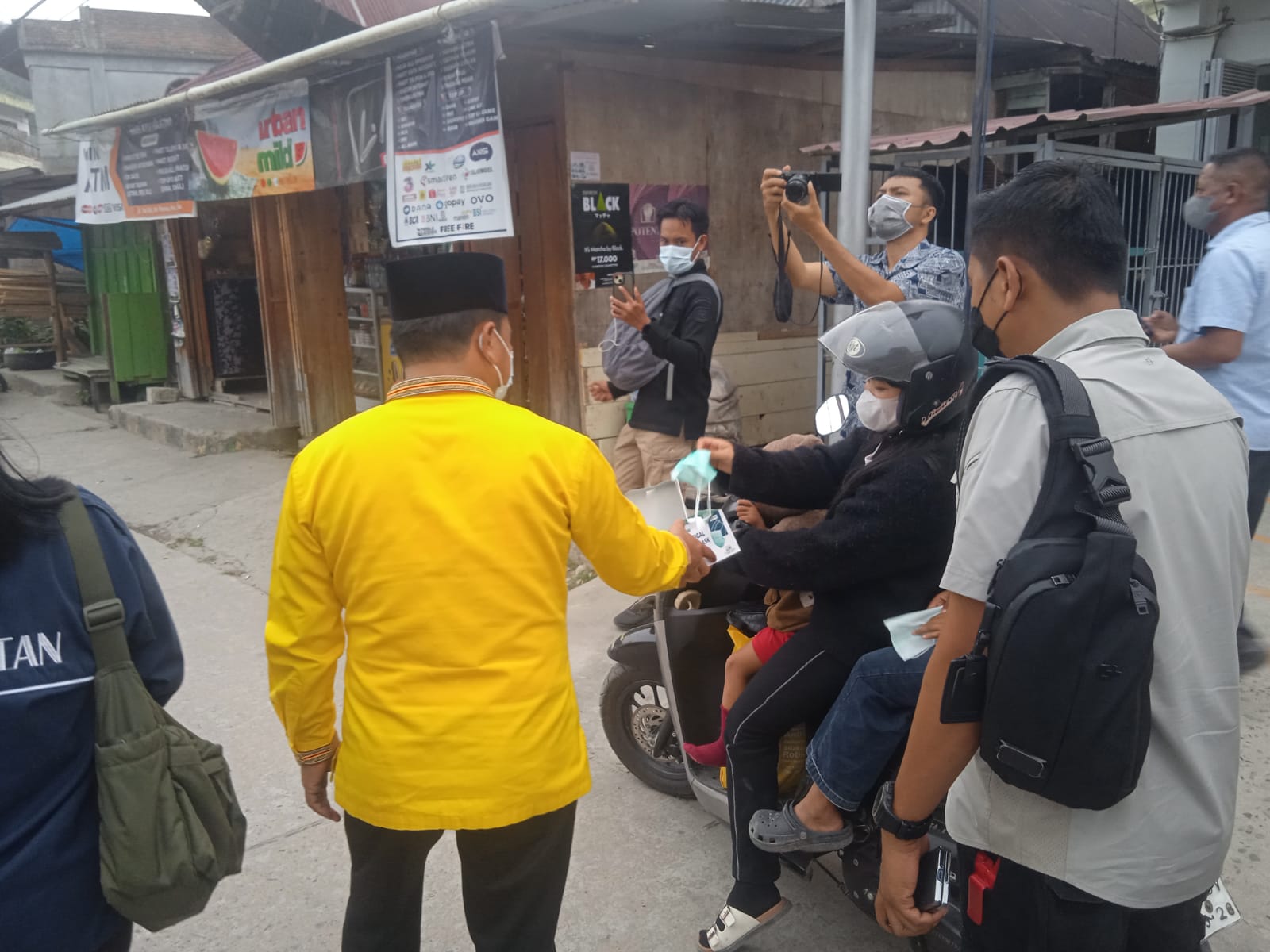 Asap Tebal Selimuti Kota Mamasa, Pemkab Bagikan Masker