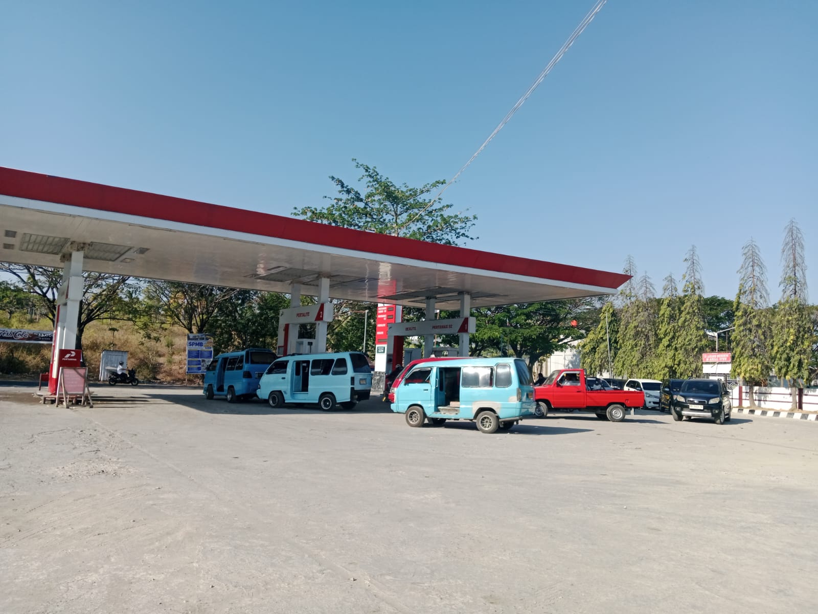 Diduga Truk Bertangki Modifikasi Antre Solar di SPBU Rangas