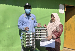SPPG Mambi Rantebulahan Salurkan MBG kepada Anak Sekolah dan Kelompok 3B